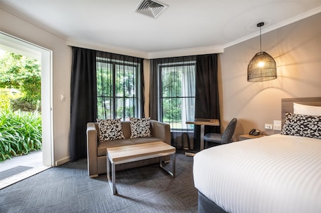 Cortinas blackout, tabla de planchar con plancha y wifi gratis . Nightelier Doncaster