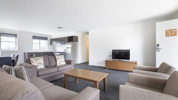 Apartamento executivo, 2 quartos | Área de estar