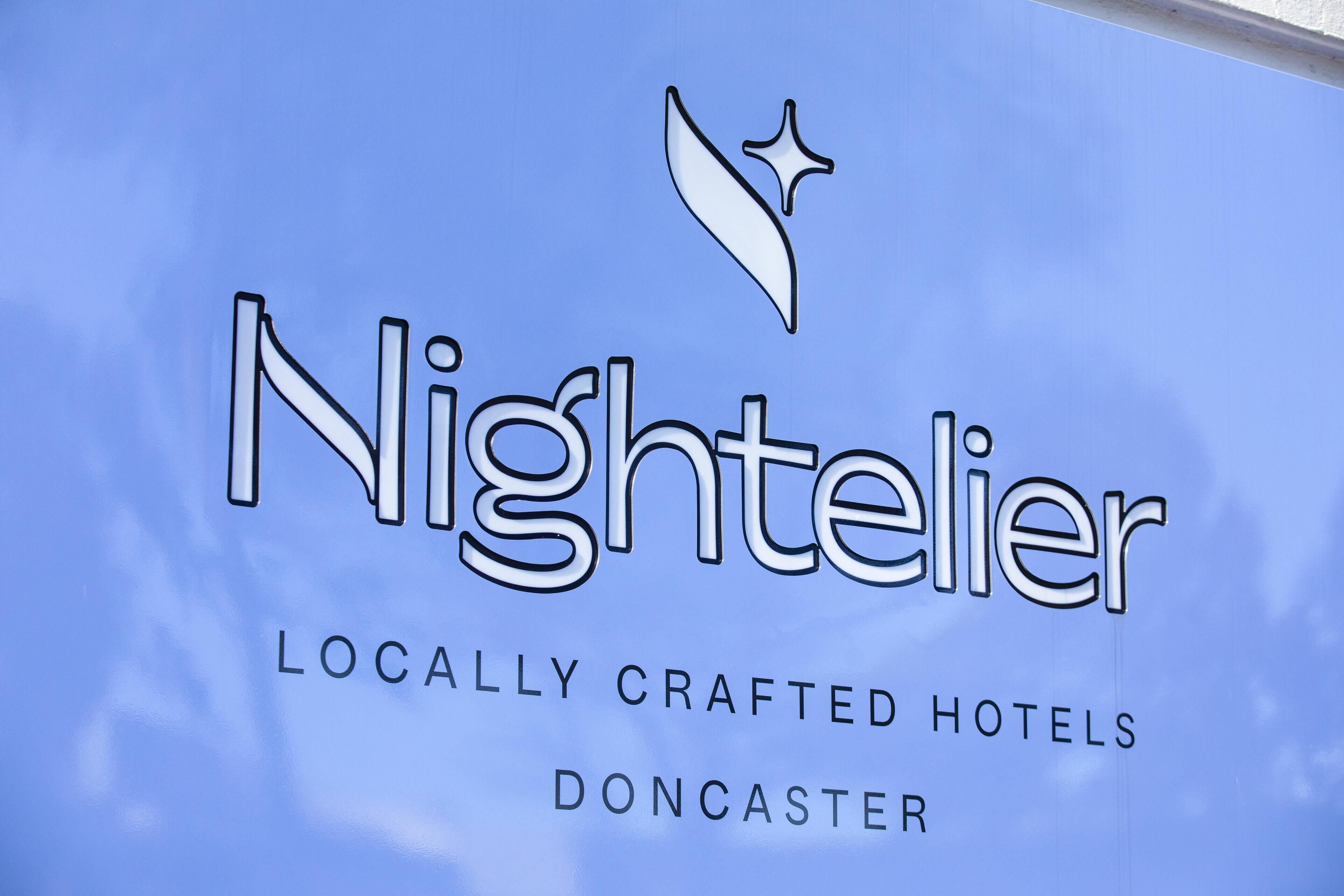 Ein Schild mit der Aufschrift 'Nightelier', 'Nachhaltig gestaltete Hotels' und 'Doncaster'.