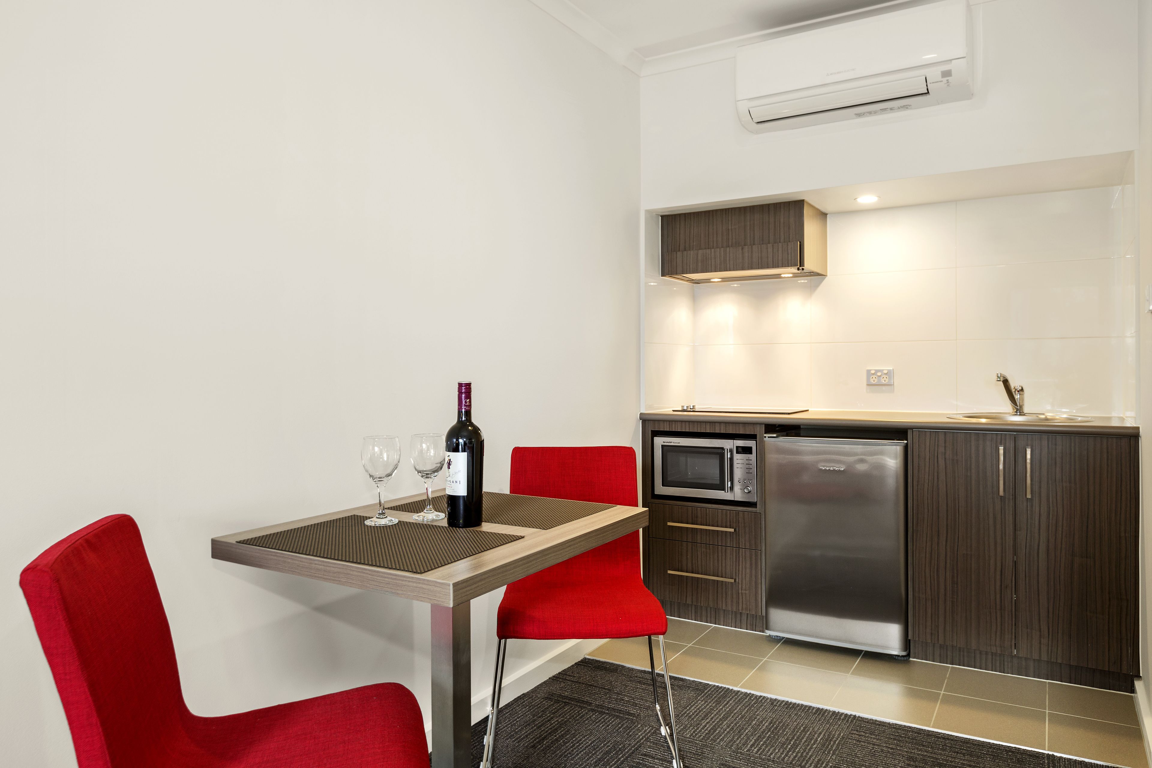 Nightelier Doncaster — image 12