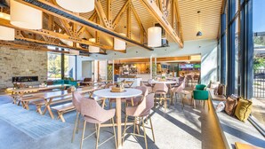 3 barer/lounger og sportsbar