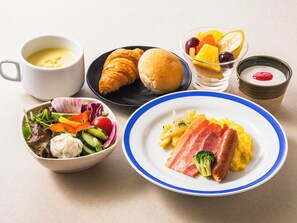 Daily cooked-to-order breakfast (JPY 1320 per person)