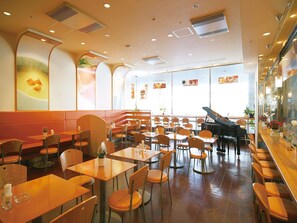 Daily cooked-to-order breakfast (JPY 1320 per person)