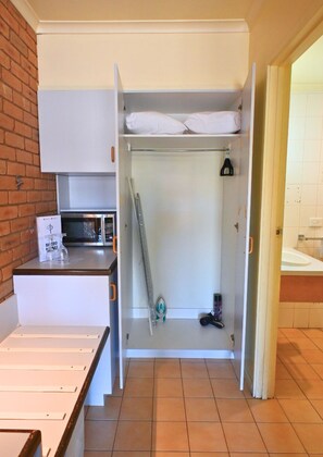 Quarto standard, várias camas | Frigobar, escrivaninha, espaço de trabalho para notebook