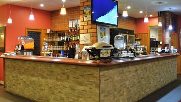 2 bars/lounges