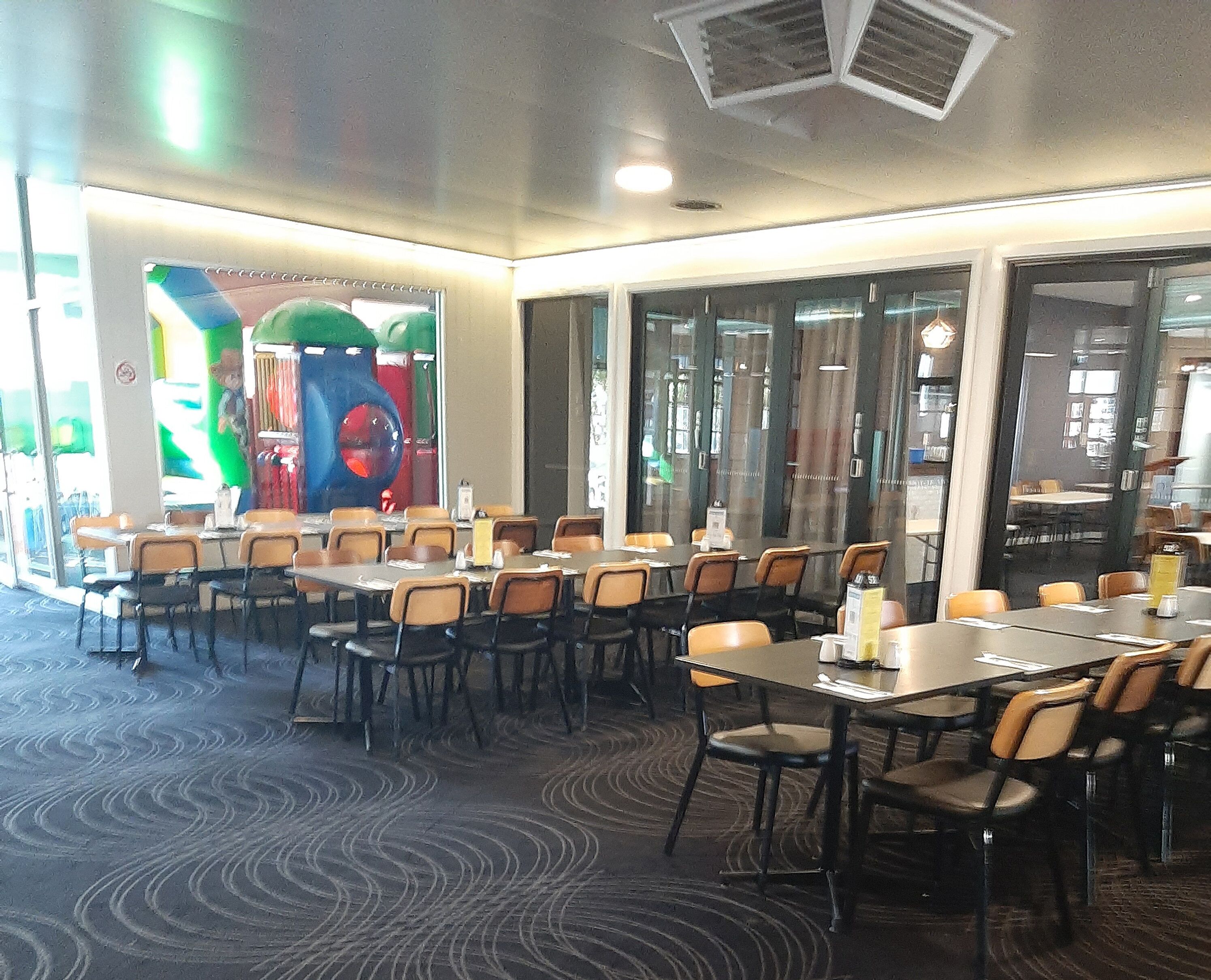 يتم تقديم الغداء والعشاء 