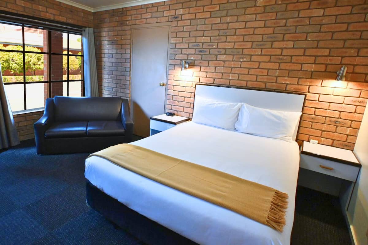 standard room, 1 queen bed | 1 bedroom, minibar, desk, laptop workspace