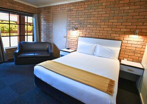 Quarto standard, 1 cama Queen | Frigobar, escrivaninha, espaço de trabalho para notebook