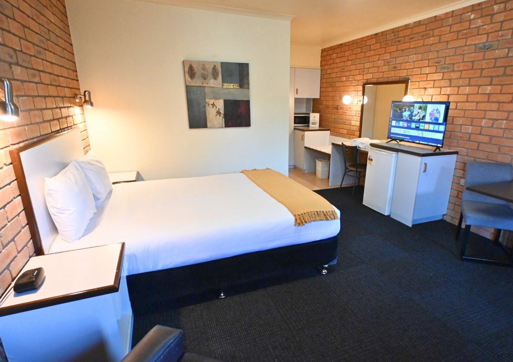 standard room, 1 queen bed | 1 bedroom, minibar, desk, laptop workspace