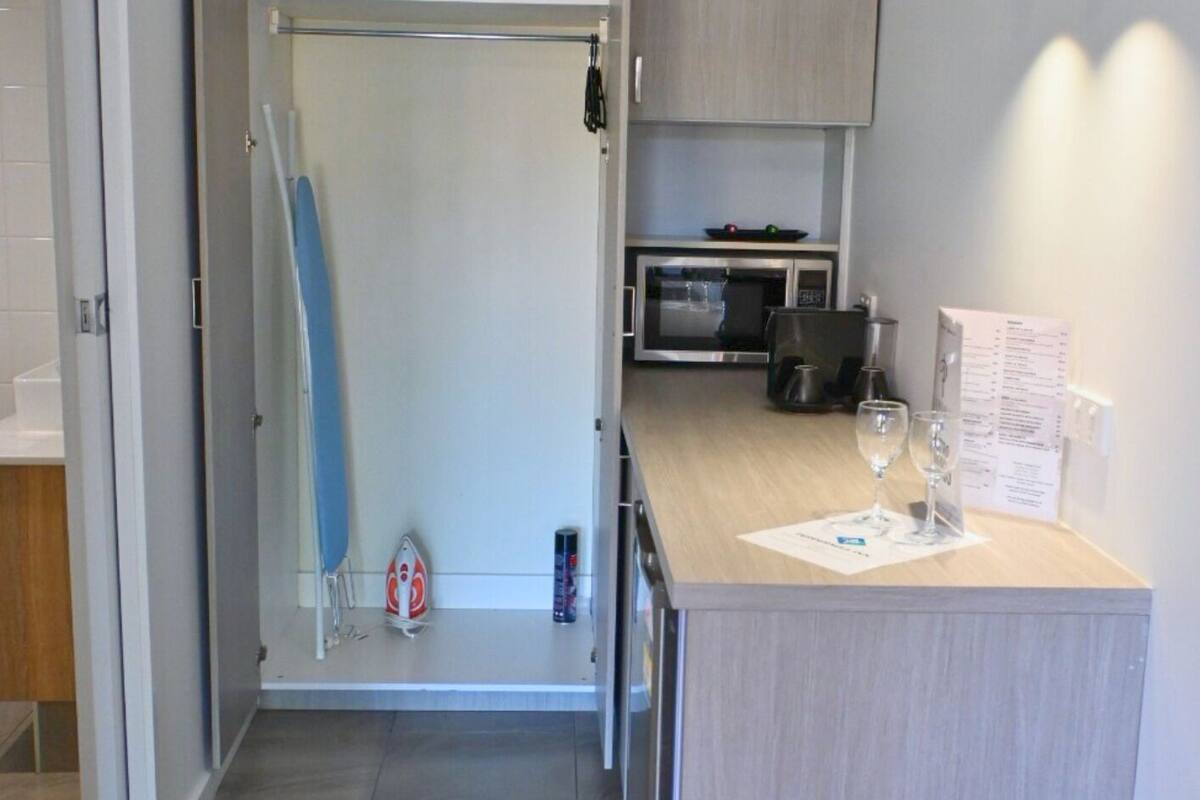 superior room, 1 queen bed | 1 bedroom, minibar, desk, laptop workspace