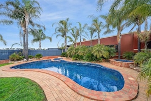 Piscina all'aperto, lettini