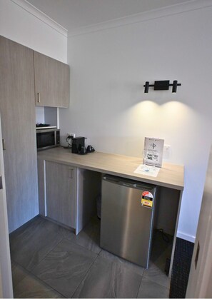 Superior Room, 1 Queen Bed, Non Smoking | 1 bedroom, minibar, desk, laptop workspace