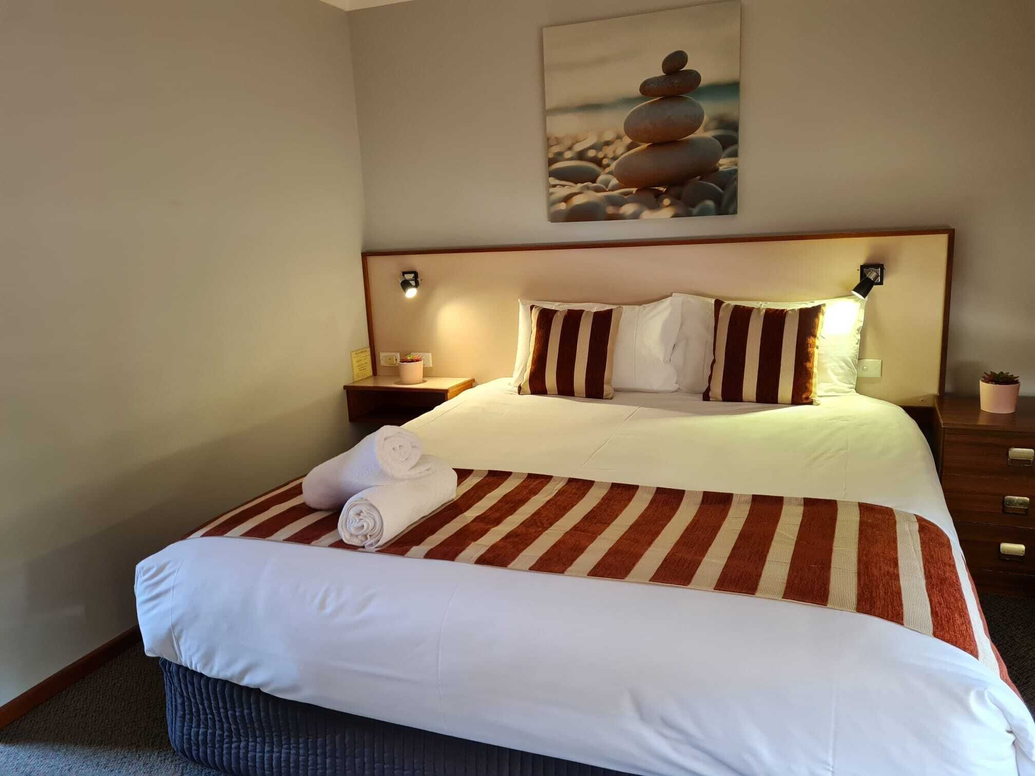 أغطية فراش متميزة وأسرّة بطبقة علوية مريحة ومكتب