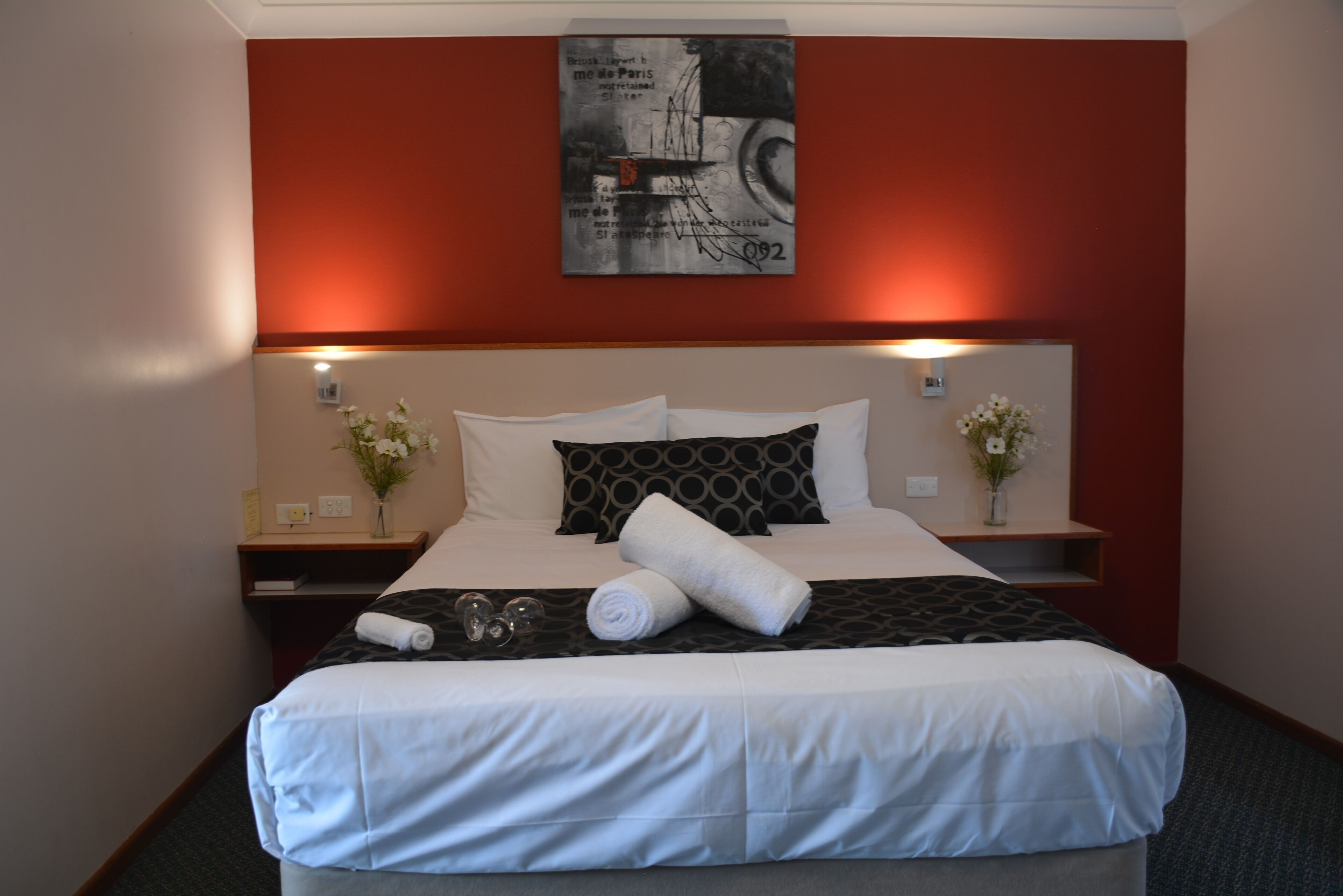 أغطية فراش متميزة وأسرّة بطبقة علوية مريحة ومكتب