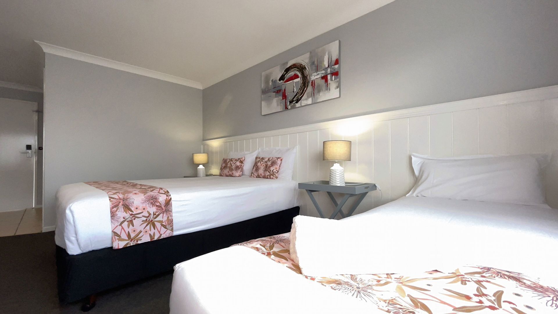 أغطية فراش متميزة وأسرّة بطبقة علوية مريحة ومكتب