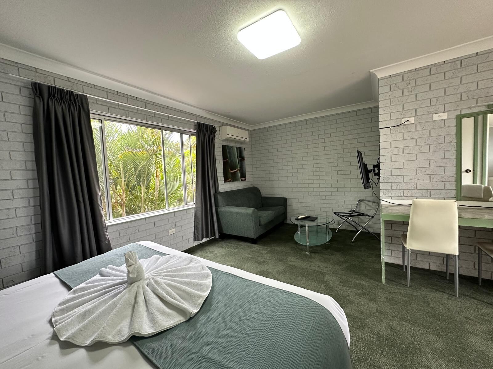 Deluxe King Room | Living area | Smart TV, iPod dock
