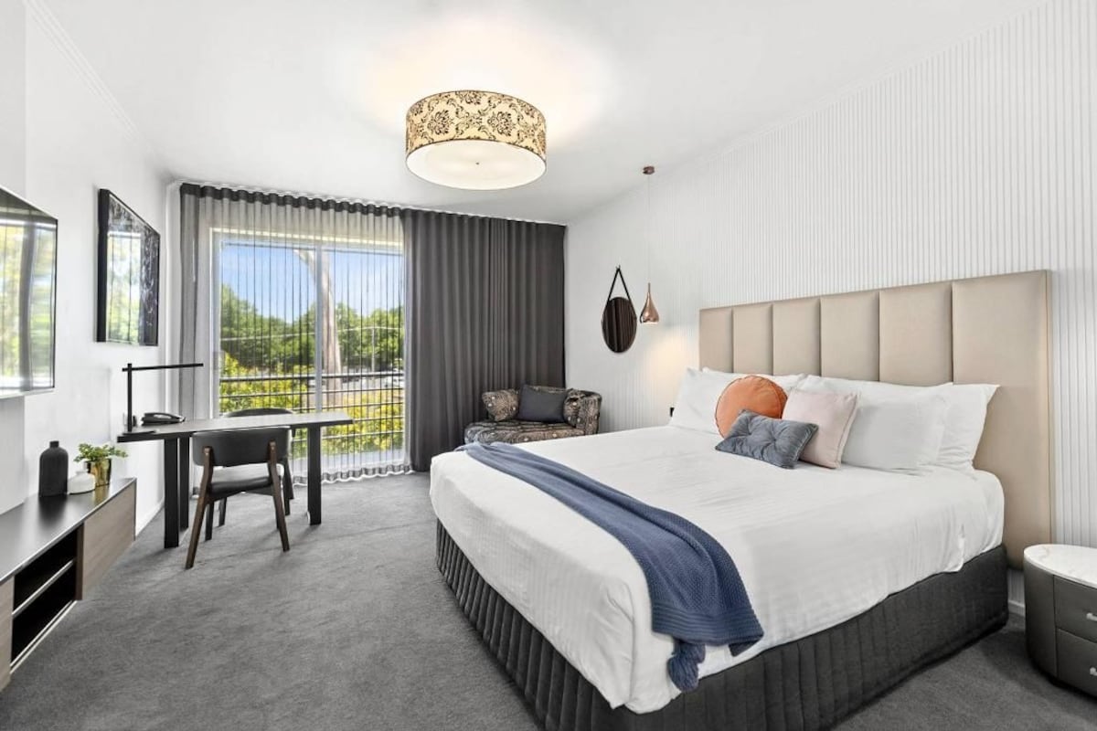 Premium bedding, minibar, in-room safe, desk