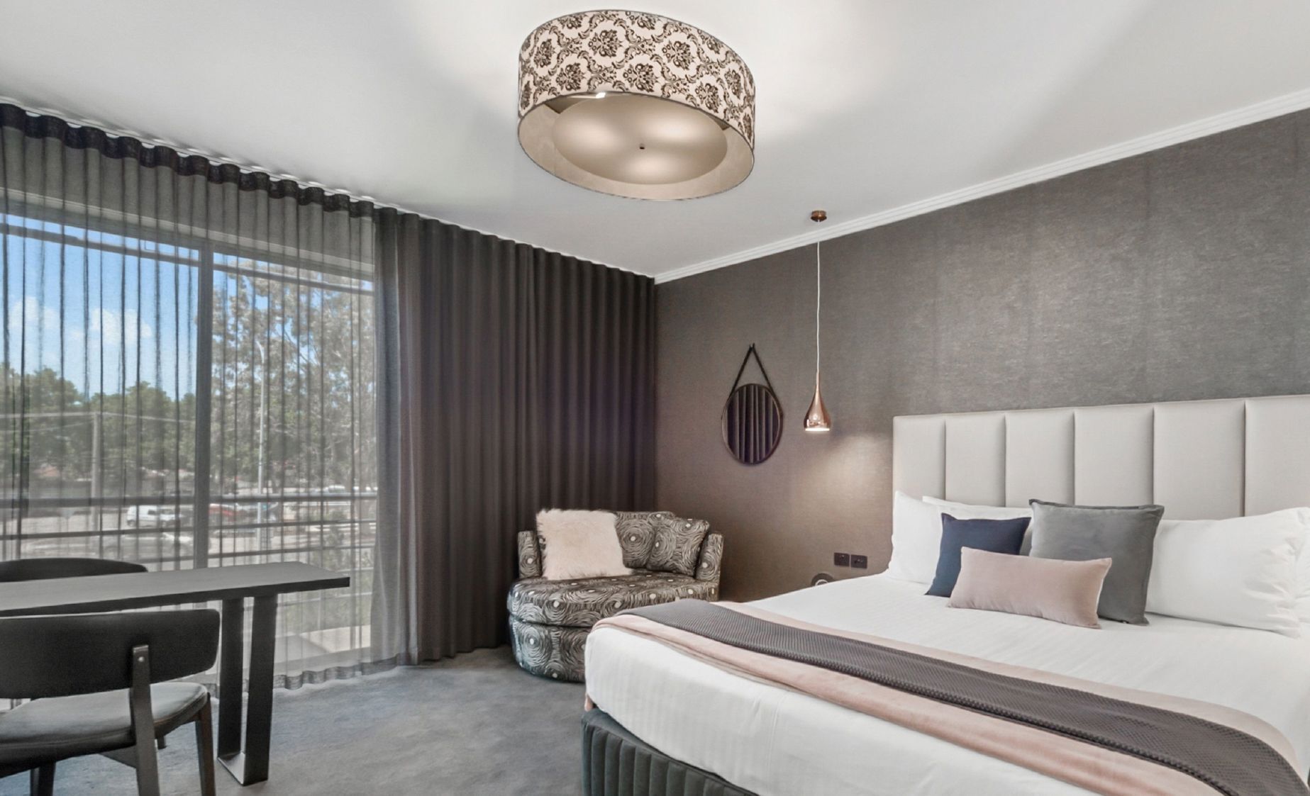 Ropa de cama de alta calidad y minibar 