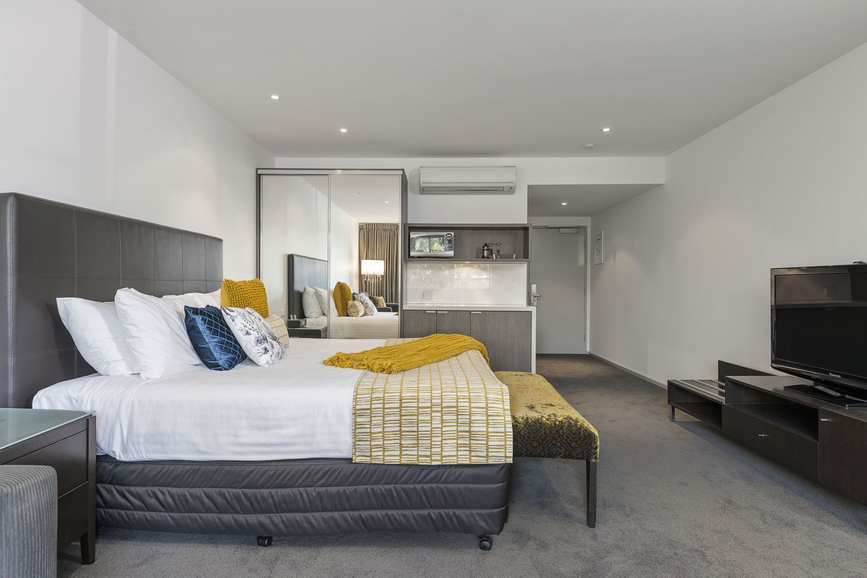 Ropa de cama de alta calidad y minibar 