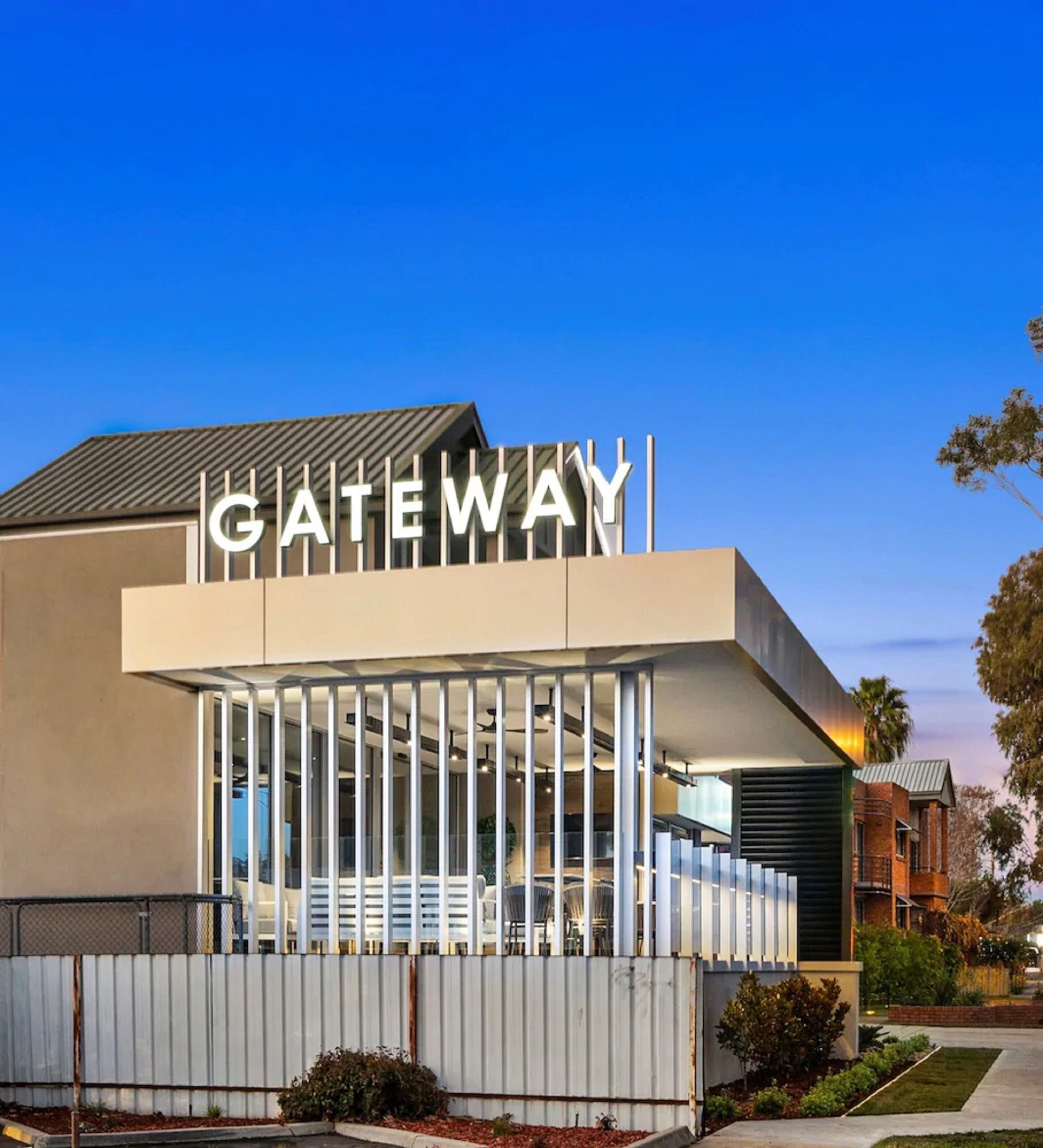 Un edifici modern amb un gran cartell que diu "GATEWAY".