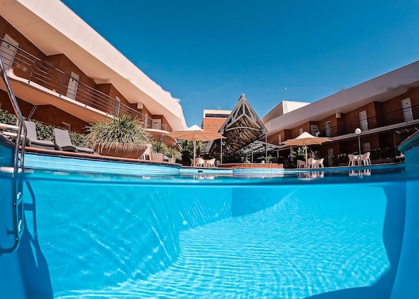 Außenpool, Liegestühle