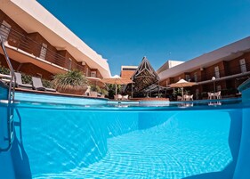 室外游泳池，日光浴躺椅