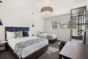 Hochwertige Bettwaren, Minibar, Zimmersafe, Schreibtisch