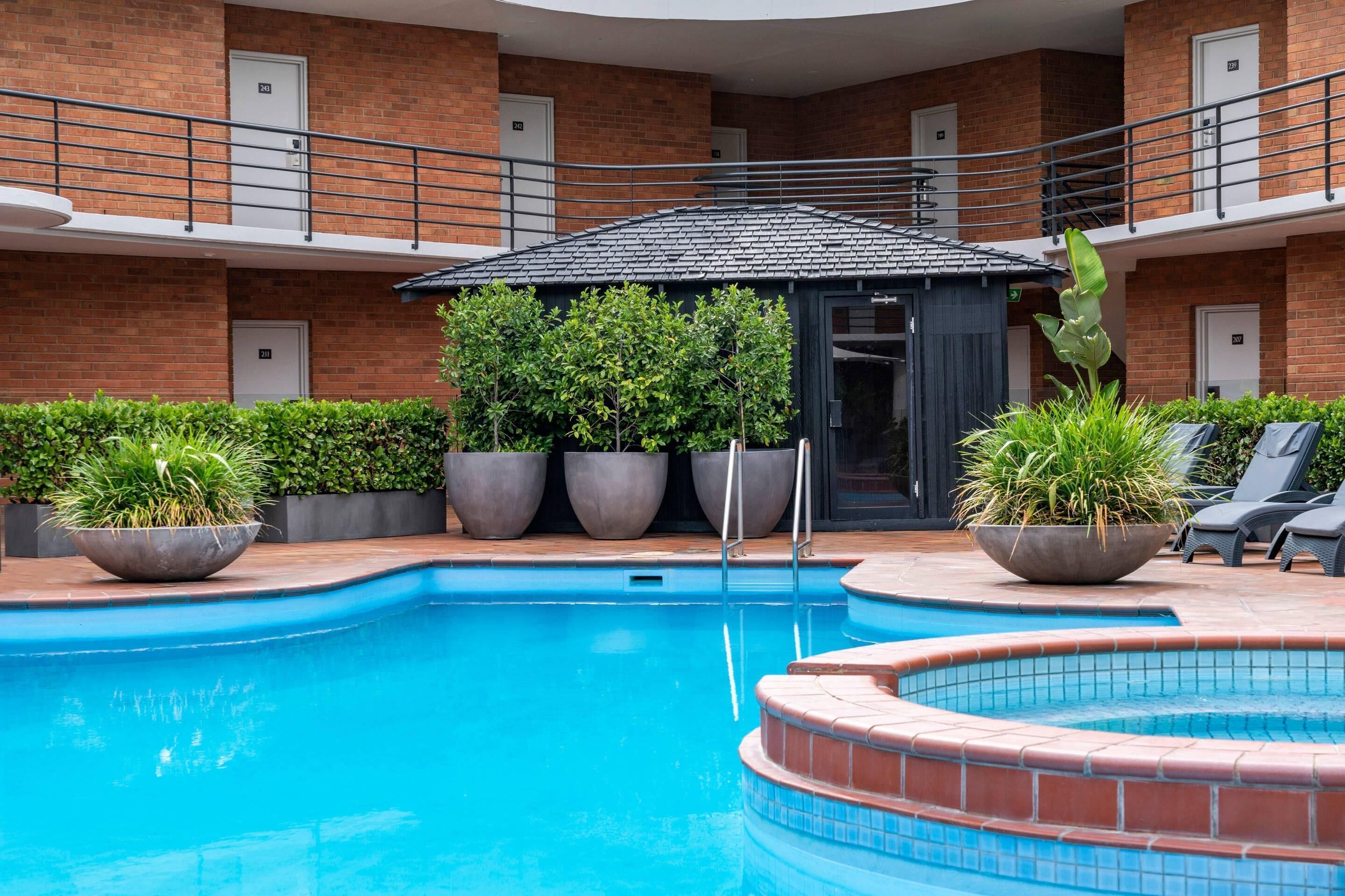 Utendørsbasseng og solsenger