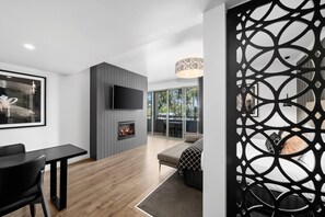 高級寢具、迷你吧、客房內保險箱、書桌