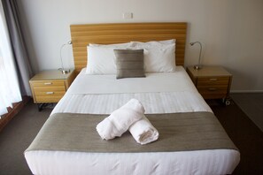 King Room (Upper Level) | Desk, blackout drapes, iron/ironing board, free WiFi - Albury Paddlesteamer (South Albury)