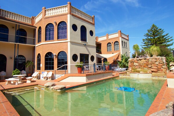 Piscina externa, espreguiçadeiras