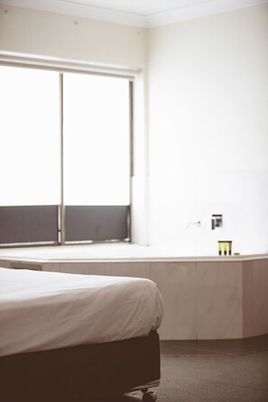 Jetted bathtub - Garden Lodge Sydney (Haberfield)