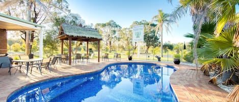 Una piscina al aire libre