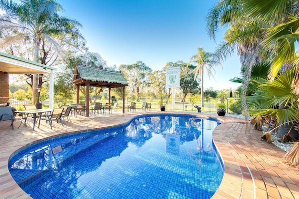 Una piscina al aire libre