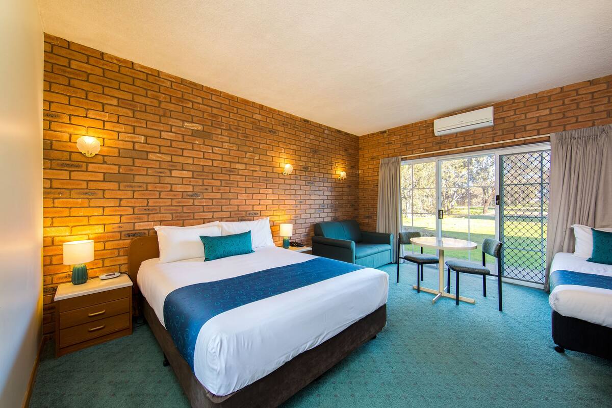Minibar, iron/ironing board (on request), free WiFi, bed sheets