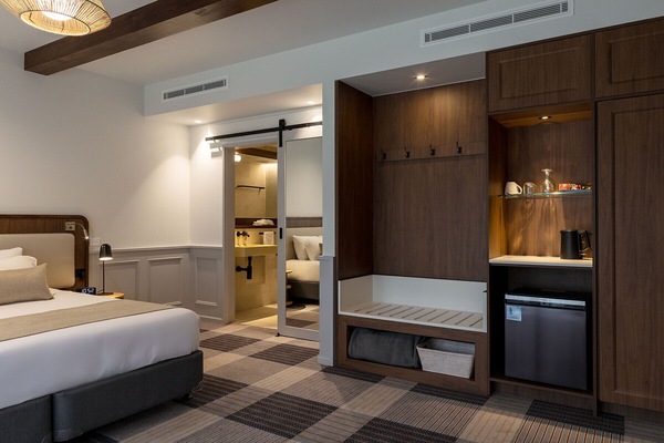 Luxury Double Room | Minibar, iron/ironing board (on request), WiFi (free), bed sheets