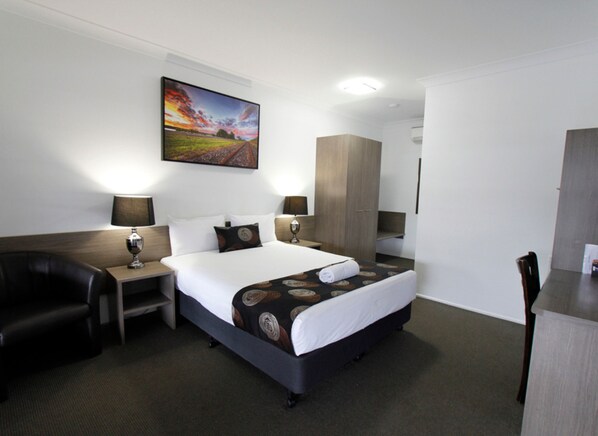 Executive Room, 1 Queen Bed | Desk, iron/ironing board, cribs/infant beds, free WiFi - Takalvan Motel (Bundaberg West)