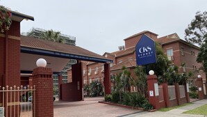 Ein Backsteinhaus mit einem Schild für "CIS Sydney Airport Hotel".