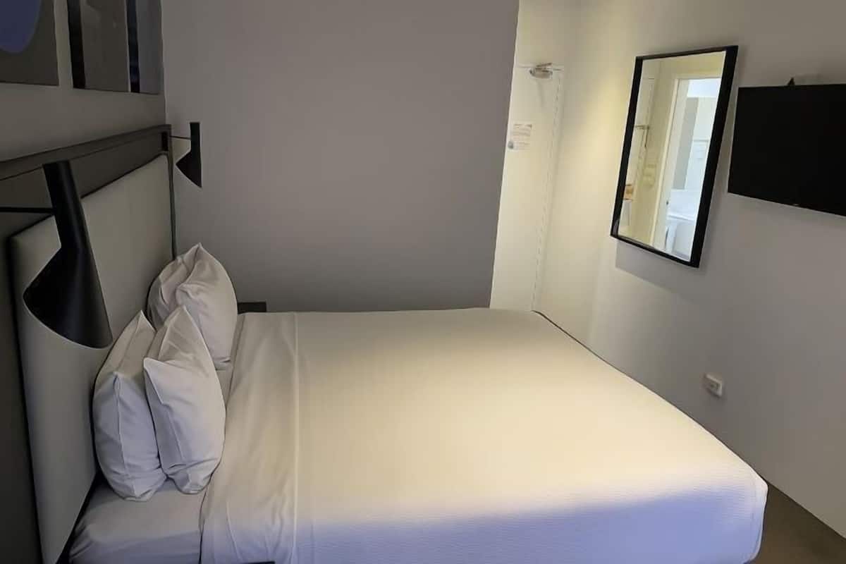 Mörkläggningsgardiner, strykjärn/strykbräda, gratis wi-fi och sängkläder