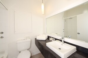 Gratis toiletartikelen, een haardroger, handdoeken, zeep