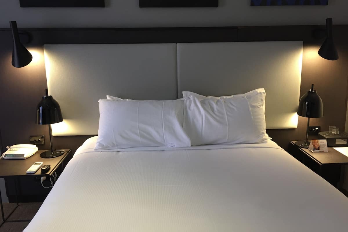 Standard King | Blackout curtains, iron/ironing board, free WiFi, bed sheets