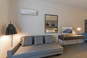 Cortinas opacas, tabla de planchar con plancha, wifi gratis