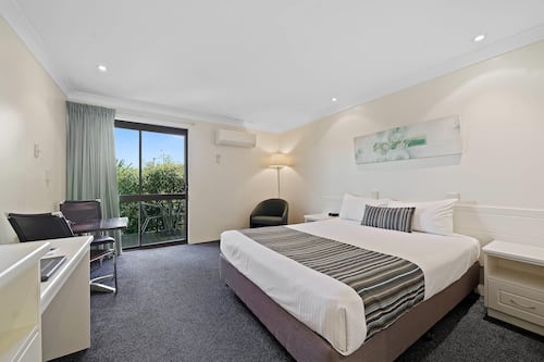Standard Queen Room, Garden View with balcony”