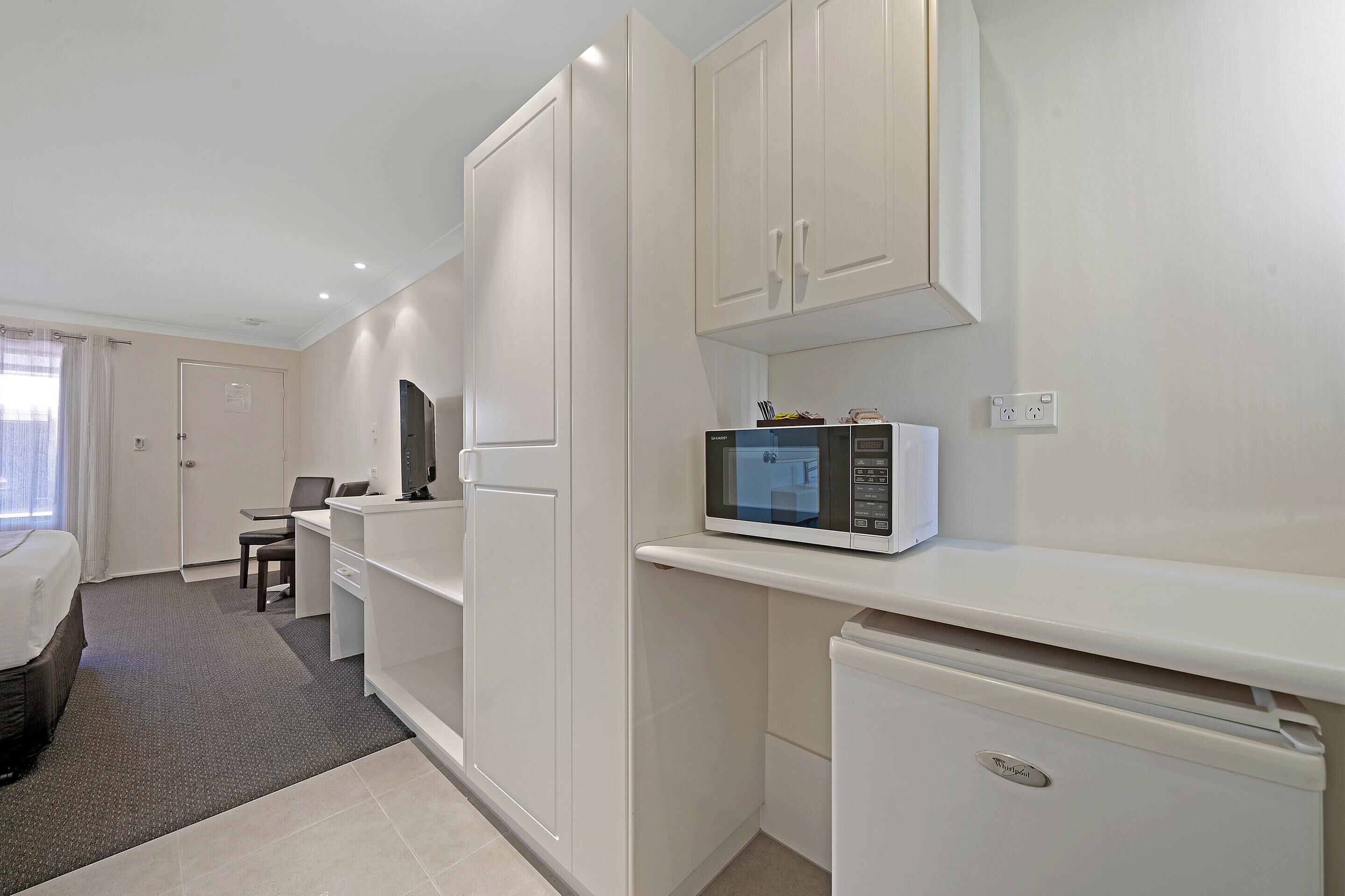 deluxe queen room  | premium bedding, individually decorated, individually furnished, desk