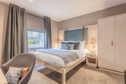 Superior Double Room | Hypo-allergenic bedding, minibar, in-room safe, desk