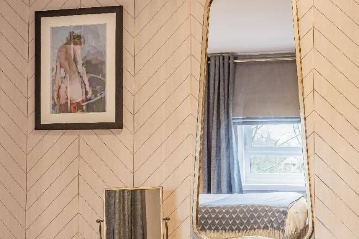 Roupas de cama antialérgicas, frigobar, cofres nos quartos, escrivaninha