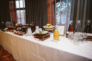 Petit-déjeuner complet (10 GBP par personne)