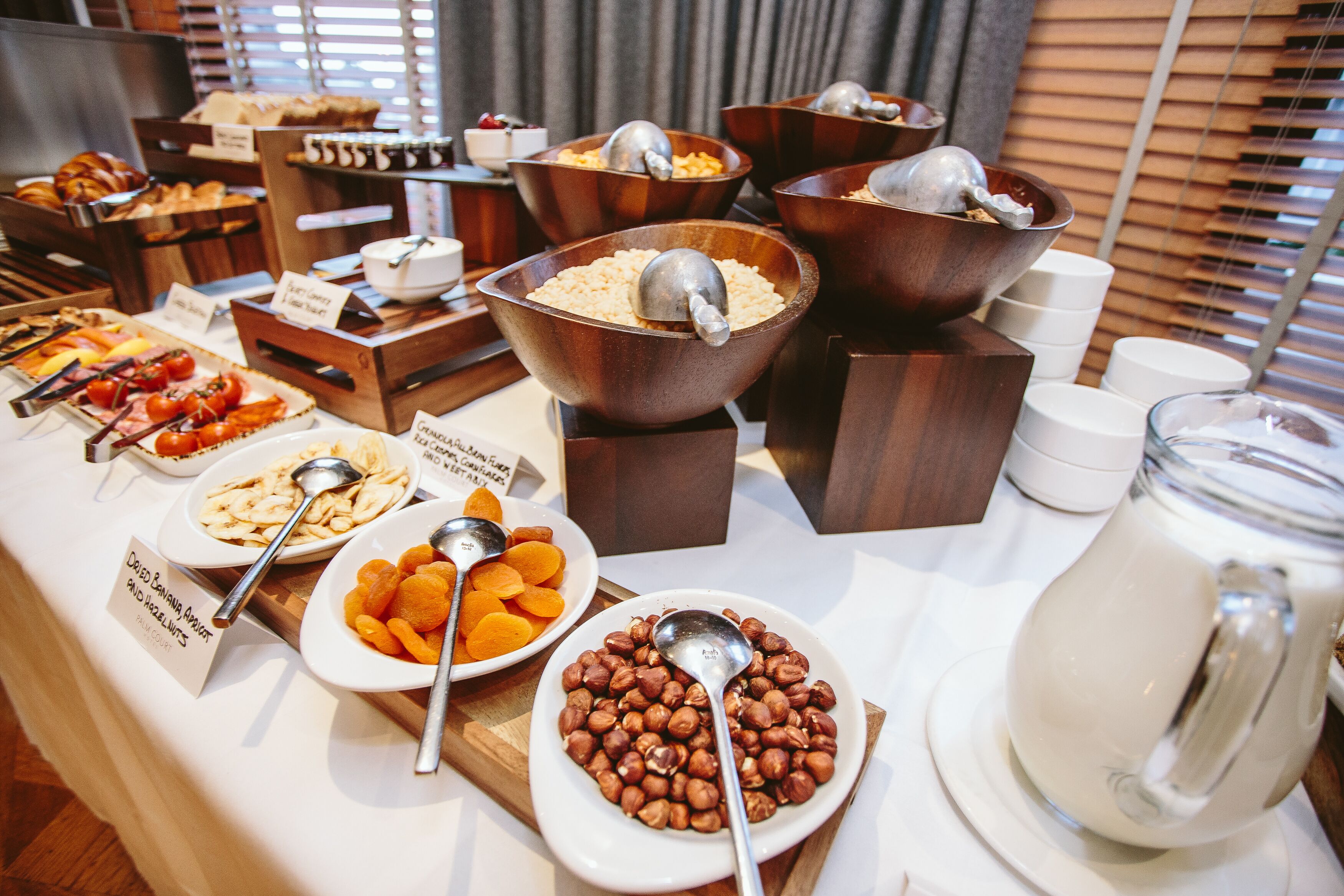 Un buffet con diversi cibi e stoviglie.