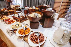 فطور كامل يوميًا مقابل رسوم