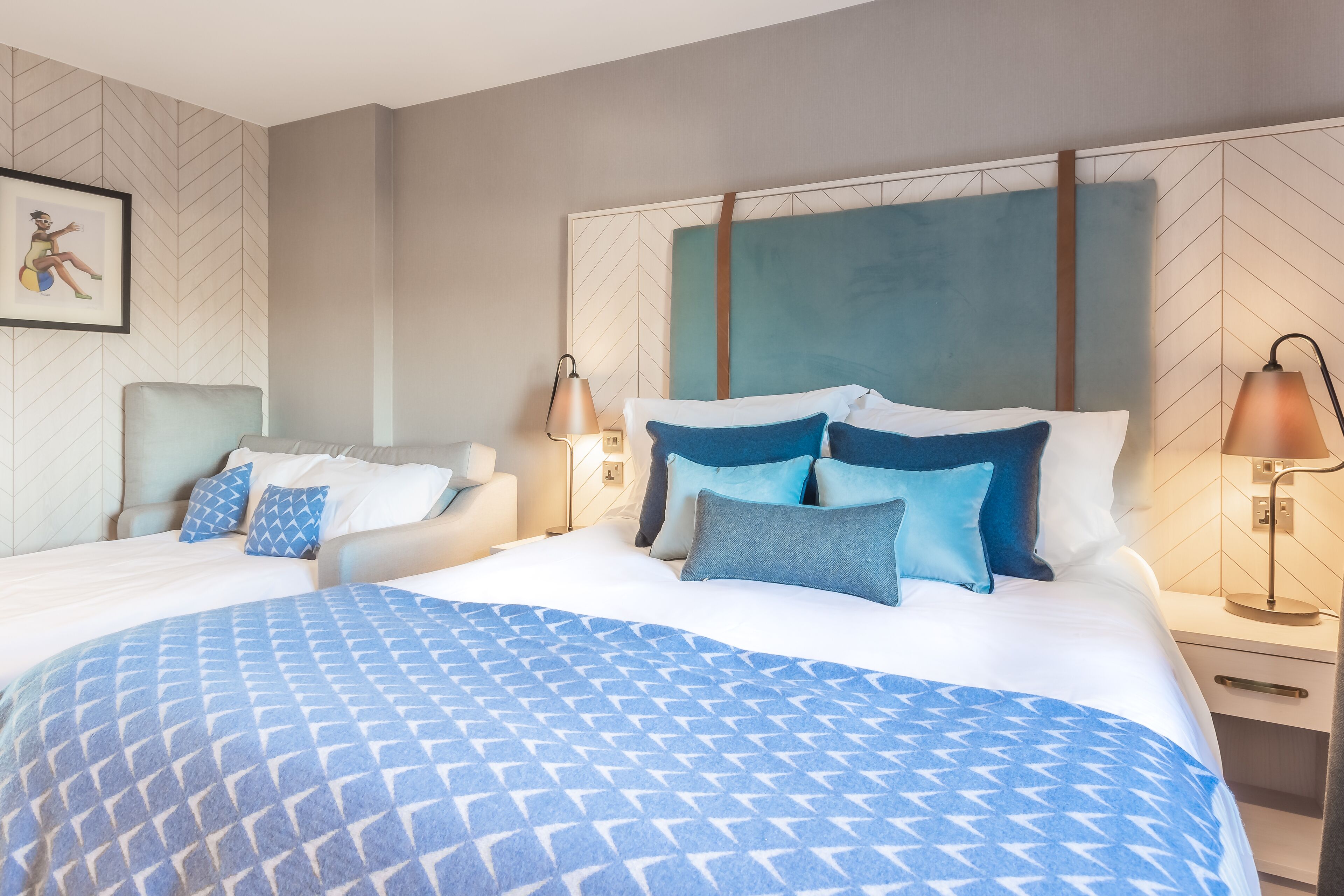 Familiekamer | Hypoallergeen beddengoed, een minibar, een kluis op de kamer, een bureau